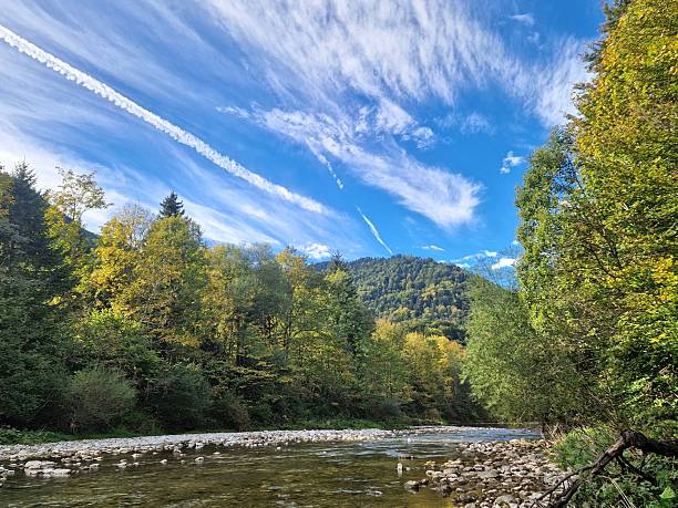 Herbst in Ruhpolding am Fluss Traun