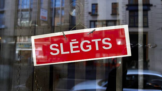 istock closed sign in Latvian 2239831088