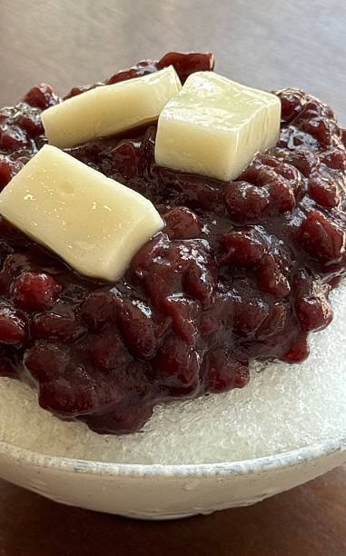 Refreshing patbingsu with fluffy shaved ice, sweet red bean paste, chewy rice cakes, and fresh fruit toppings. A classic Korean dessert, perfect for cooling down on hot days with a delightful taste!
