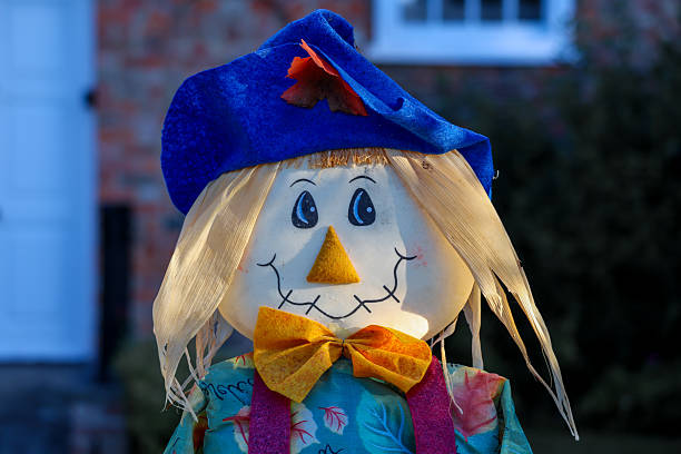 Scarecrow decoration can give a Festa Junina or Halloween, a more traditional vibe. These ones are very colorful.