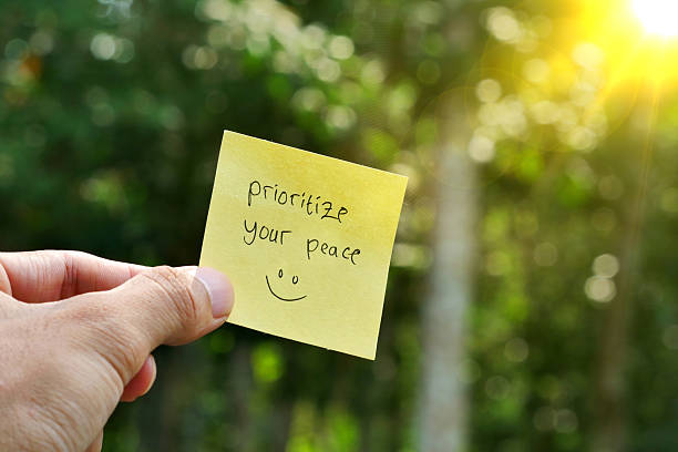 istock A hand holding a yellow sticky note with the message 