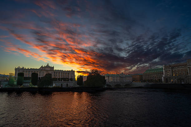 Stockholm, Sweden – Stunning sunset view over the bridge connecting Gamla Stan with the rest of the city. Warm golden light reflects on the water and historic buildings, highlighting the charm of Stockholm’s old town and modern skyline