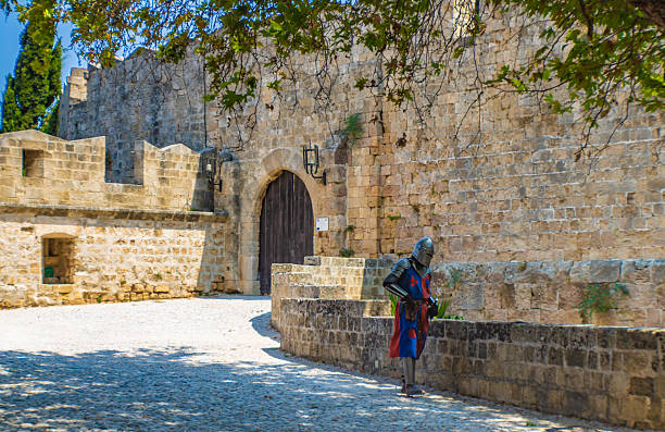rhodes, grèce - 2 août 2025 : chevalier médiéval en armure à la porte d’amboise dans la vieille ville de rhodes - château damboise photos et images de collection
