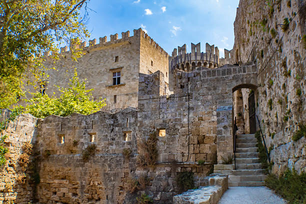porte d’amboise avec une tour ronde, vieille ville de rhodes vue des douves, grèce - château damboise photos et images de collection