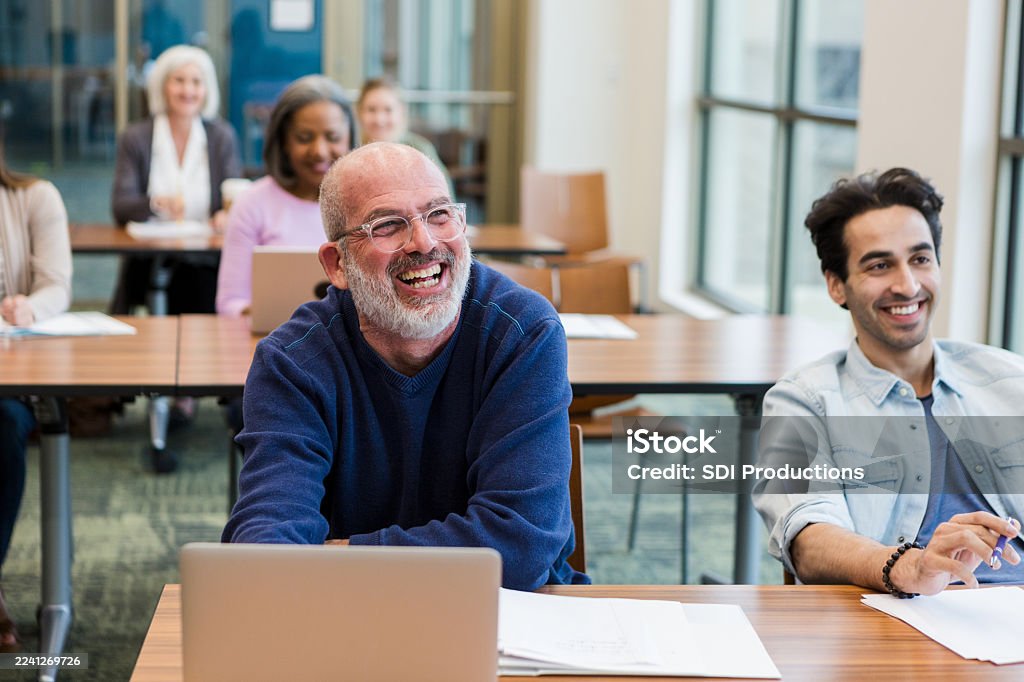 Người lớn đa dạng học tập và tham gia vào môi trường lớp học, mỉm cười và tương tác. - Trả phí Bản quyền Một lần 18-19 tuổi Bức ảnh sẵn có