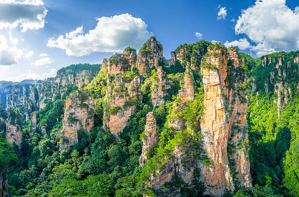 Tall quartz sandstone rock pillars and deep valleys spread across a park.