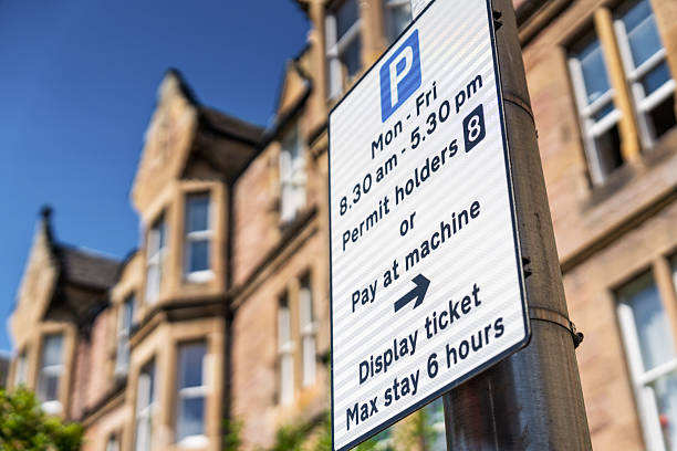 Electronic blue parking sign indicating livre - free - with led text at a car park