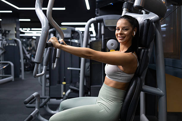 istock Female bodybuilder working out on exercise machine in gym. 2242371434
