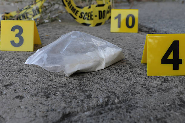 Forensic markers are placed at the crime scene to indicate key evidence. The investigative team is currently conducting a detailed forensic analysis to collect evidence and determine the circumstances of the incident.