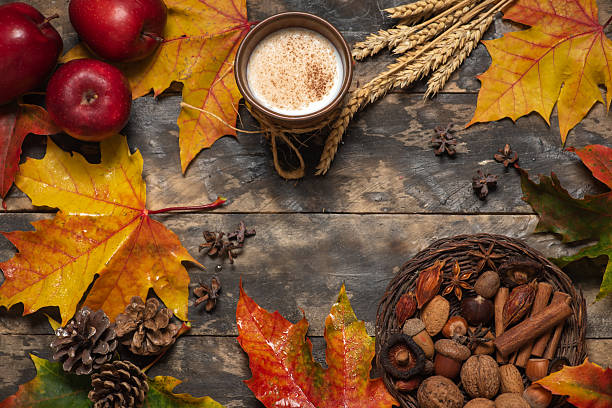fresh apples and autumn leaves on a rustic wooden surface - listopad - stock snímky, obrázky a fotky
