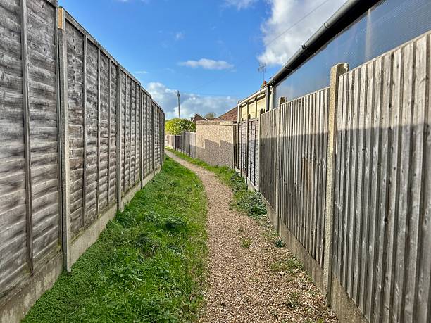 Twitten fences between houses path snicketlanepathginnelsnicketbridlewaychannelvennelaislewyndstrip