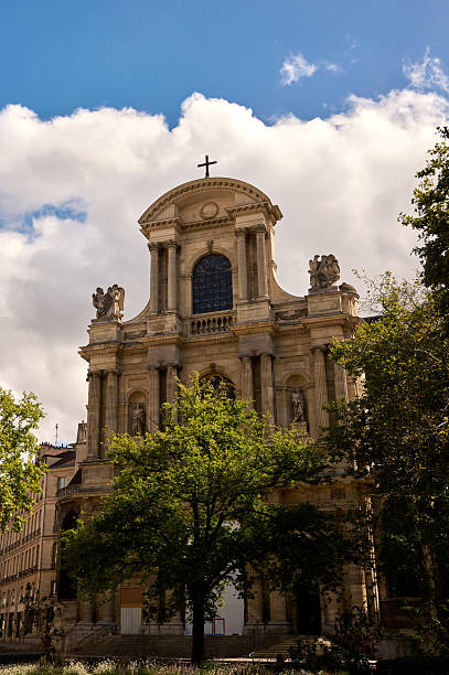 Église saint-roch, a historic baroque-style church, standing under a cloudy sky in paris