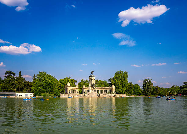 istock Great Pond of El Retiro 2245046619