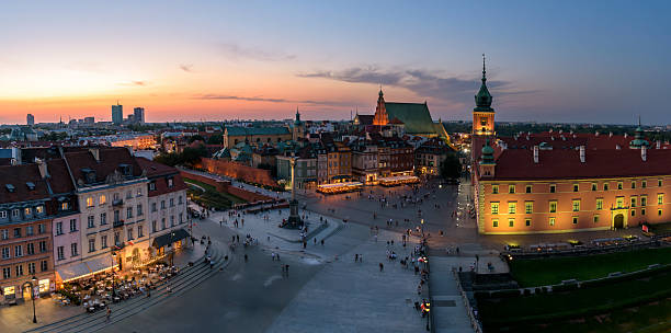 istock Panoramic view of Castle Square in Warsaw at sunset 2245400717
