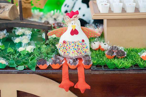 Birthday table decorated farm theme - Chicken