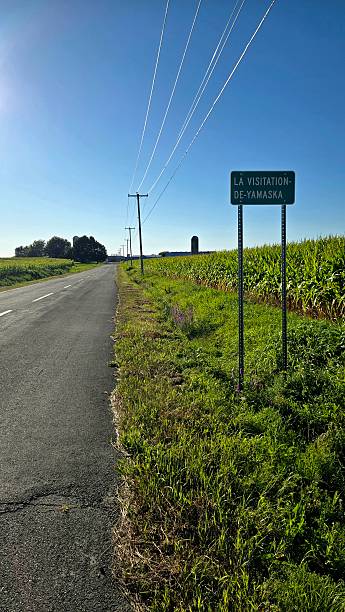 istock La Visitation-de-Yamaska boundary sign - Vertical 2245915850