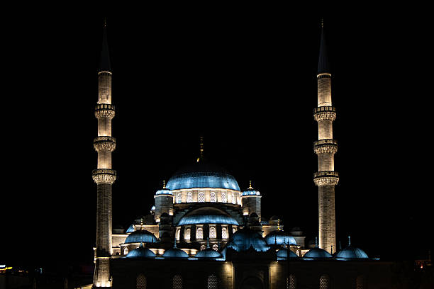 istock Night view of Yeni Camii mosque 2246036068