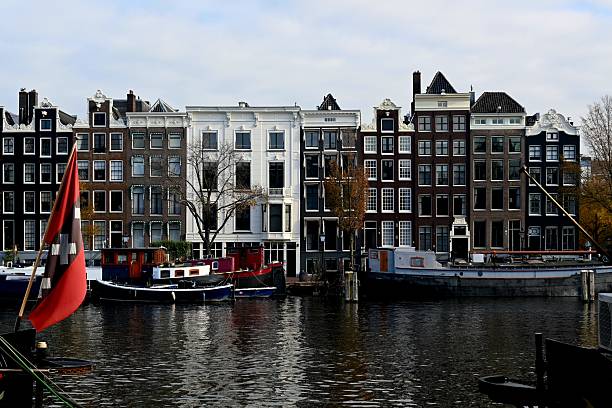 istock Grachten panden Amsterdam 2246299781