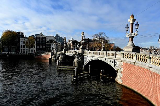 istock Blauwbrug Amsterdam 2246299782