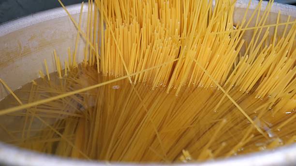 Cooking dry spaghetti noodles in a boiling aluminum pot