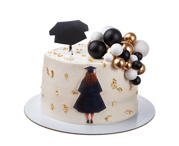 A close up of a 2025 charm hanging from a graduates cap.