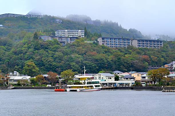 Lake Ashi, located in Kurogu Town, Kanagawa Prefecture, Japan, is a famous volcanic lake in Japan. It was formed after a volcanic eruption 3,000 years ago, when the lake water eroded the land to create a river valley. It is the main tourist attraction in the Kurogu area. The lake covers an area of 703 hectares, has an altitude of 723 meters, a perimeter of approximately 21.1 kilometers, an average depth of 15 meters, and a maximum depth of 43.5 meters. The water is clear and is listed as one of the Hundred Scenic Views of Japan.This is the scenery of the deep autumn by the lake.