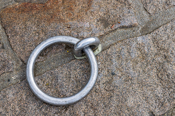 Big metal ring to attach a chip along the quay
