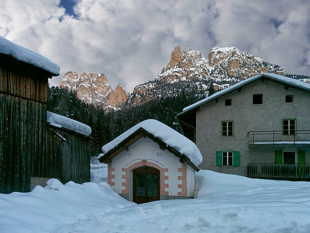 istock Paesaggio innevato 2247173457