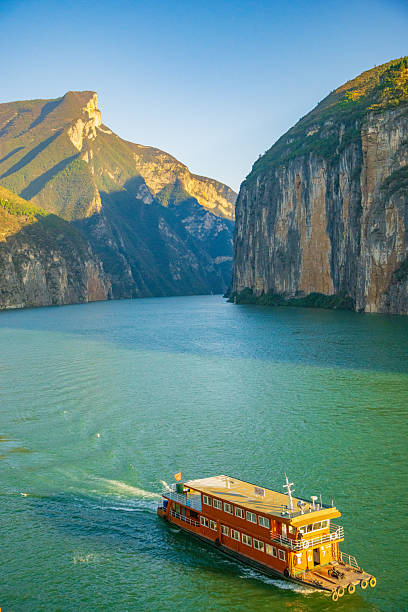 The boat passes through Kuimen