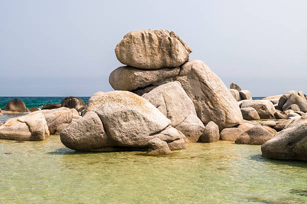 A popular picturesque tourist destination on the southeast of Primorsky krai, with clear water and white sand