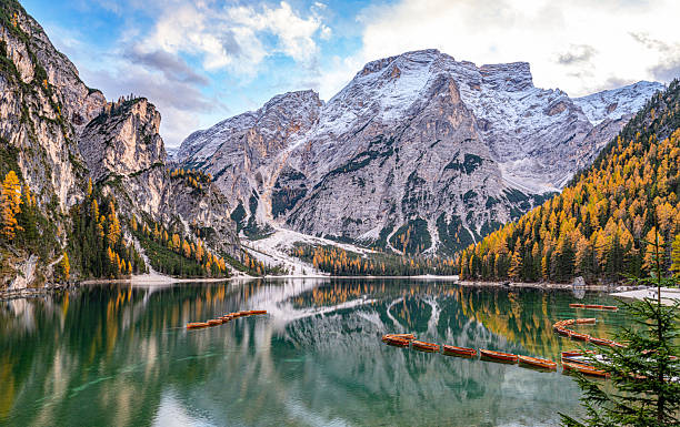 istock Lago di Braies in Siuth Tyrol, Italia 2247310551