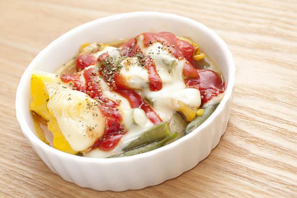 This is a home-cooked dish made by heating stewed vegetables with cheese on top and topping them with tomato ketchup.