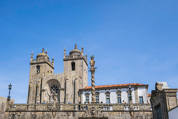 The imposing Porto Cathedral, dating back to the 12th century, with a baroque style that was given to it in the 17th and 18th centuries: the portal still conserves the medieval rose window. People.