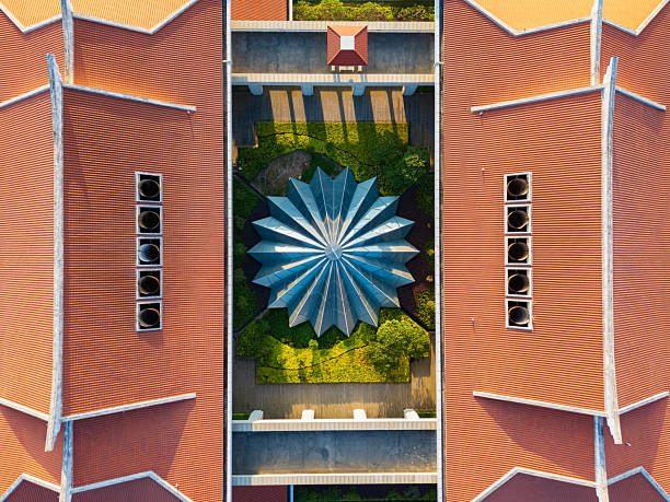 Viewed from above, the combination of building rooftops and vertical greenery creates a unique modern artistic scene. The green plants adorning the rooftops showcase the harmonious coexistence of urban life and the natural environment.