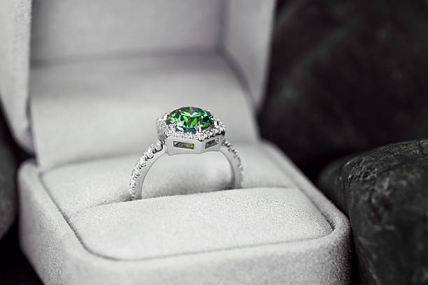 Green emerald ring set with beautiful diamonds Surrounded by a diamond radius