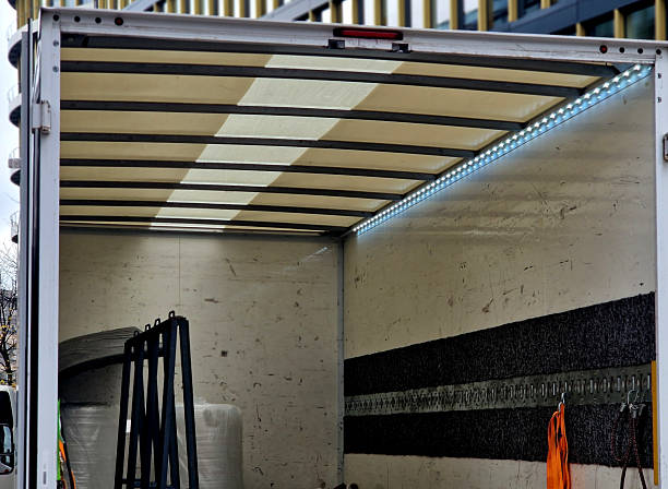 istock is a very robust medium-duty column lift with a long foldable platform, suitable for handling pallets with a pallet jack. The folded platform can be lowered below the vehicle floor, to allow 2248360711