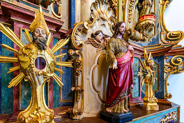 Baroque art is present in the historical churches of Minas Gerais.
