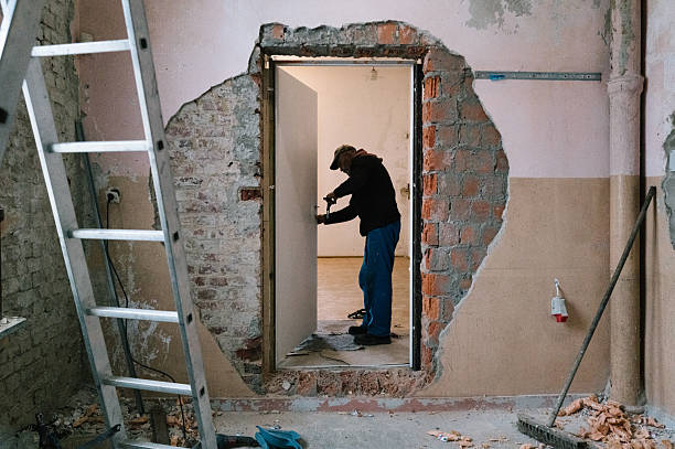 break through the wall to install a new door - Renovation work on a historic villa