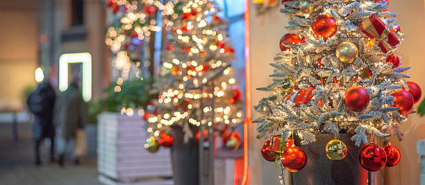 istock Christmas tree on a city street 2249569547