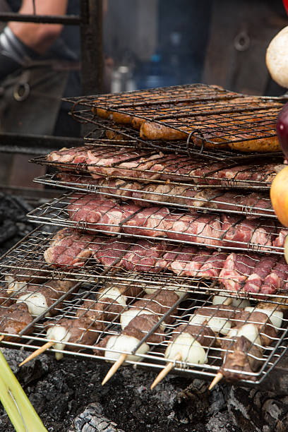 Meat, anticuchos and longanizas placed on double racks
