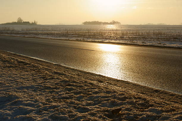 Vrakelbergweg at sunset in the snow