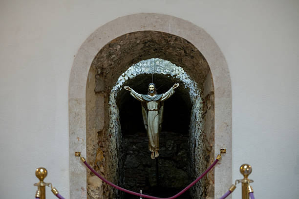 The statue sculpted by Ignazio Jacometti (1854) represents Judas kissing Jesus Christ as a sign of betrayal.