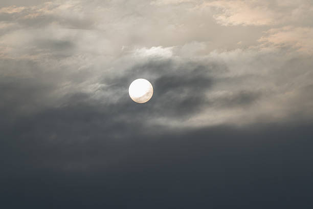 Beneath the overcast sky, the sun's rays were faintly visible, like a full moon, emitting a soft glow that brought a touch of poetry to the gloomy day.