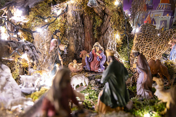 Homemade nativity scene, with figurines, shepherds, three wise men, nativity scene, moss, and various accessories.