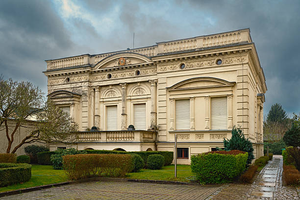 Location: Dahmer Straße - Architectural specs: ashlar plaster, circular arch, Classicism, monument protection, risalit