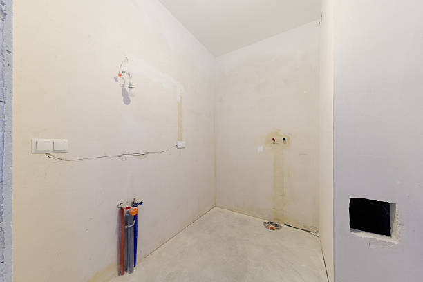 The girl is looking at damaged pipes in the bathroom.Show with Canon R5
