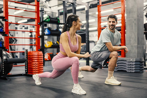 istock Couple training together doing lunges at gym 2252507868