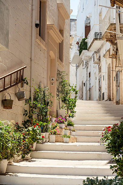 Many small narrow streets and stairways lead through the historic old town of Ostuni in Apulia. Because of its white houses, it is also known to tourists as the White City.