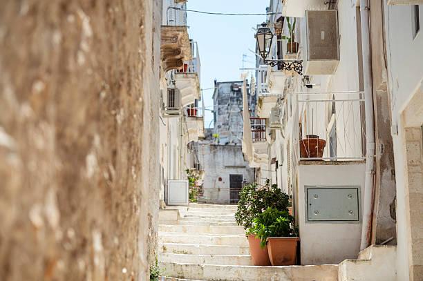 Many small narrow streets and stairways lead through the historic old town of Ostuni in Apulia. Because of its white houses, it is also known to tourists as the White City.