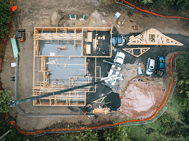 istock Construction Crew Putting Up Framing of New Home 2252767462